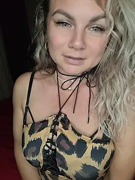 Snapshot of candy_queeen chatting on 7, 7, 2026 candy queeen online show from 7, 7, 2026