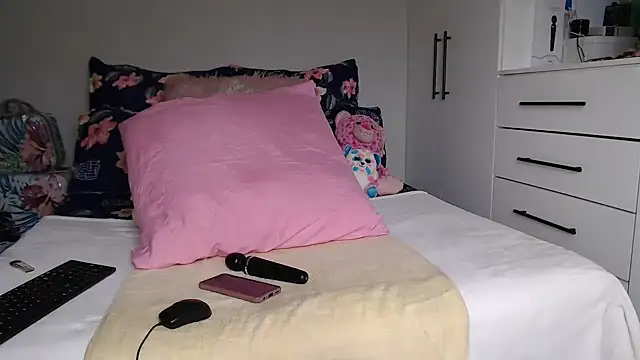 Amberbela online show from 5, 11, 2025