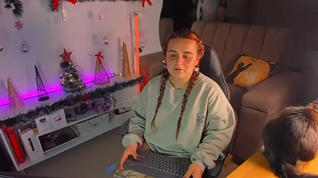 Snapshot of evy_orange1 chatting on 17, 12, 2025 evy orange1 online show from 17, 12, 2025