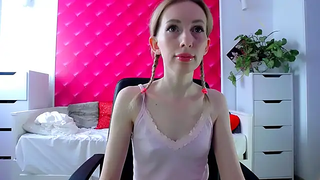 Snapshot of BarbieGoddess chatting on 8, 3, 2025 BarbieGoddess online show from 8, 3, 2025