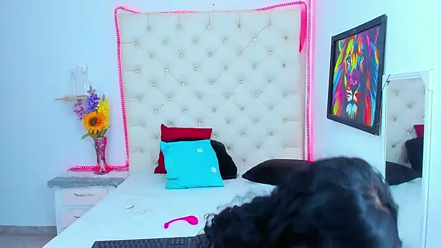 DAFNNEE ROSS online show from 12, 1, 2025