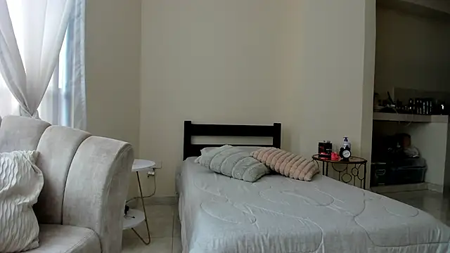 evely coelloo online show from 4, 3, 2025