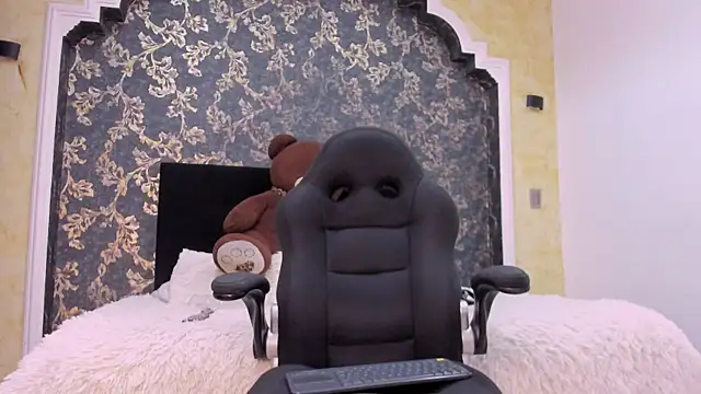 Isa Little Star online show from 4, 2, 2025