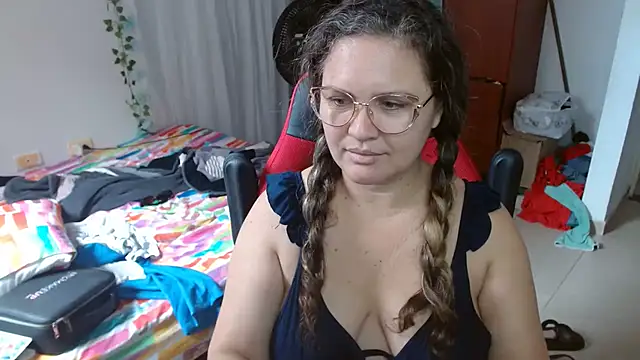 Snapshot of helenca43 chatting on 23, 2, 2026 helenca43 online show from 23, 2, 2026