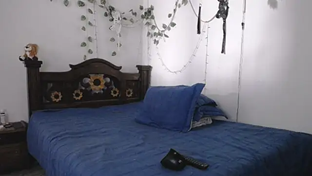 Snapshot of DominaLeona chatting on 3, 7, 2026 DominaLeona online show from 3, 7, 2026