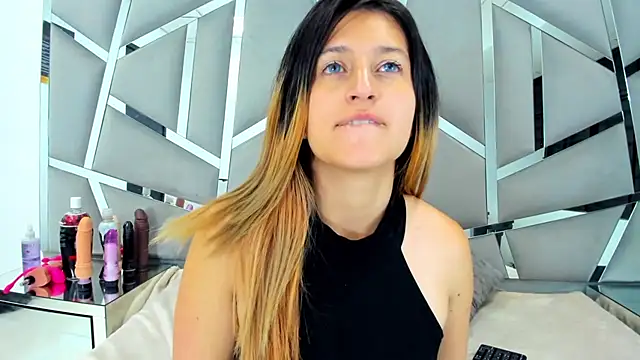 GiaRoussel online show from 9, 2, 2025