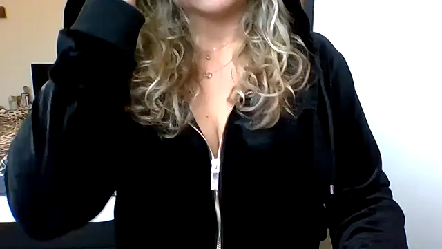 Snapshot of JenniLowen chatting on 17, 1, 2025 JenniLowen online show from 17, 1, 2025