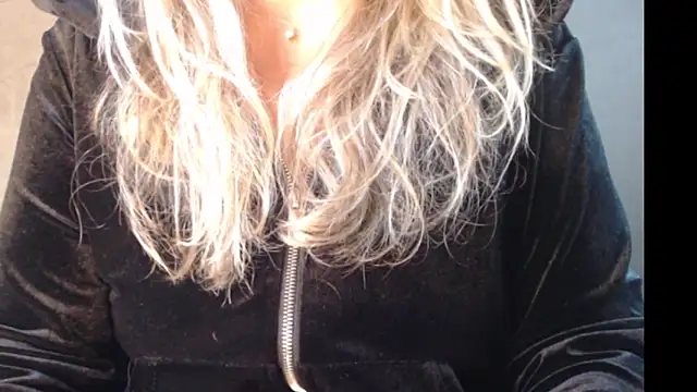 Snapshot of JenniLowen chatting on 20, 1, 2025 JenniLowen online show from 20, 1, 2025