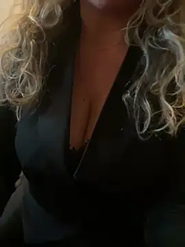 Snapshot of JenniLowen chatting on 1, 2, 2025 JenniLowen online show from 1, 2, 2025