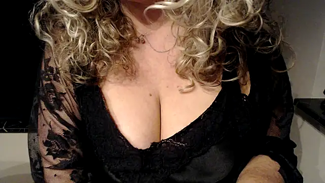 Snapshot of JenniLowen chatting on 25, 2, 2025 JenniLowen online show from 25, 2, 2025