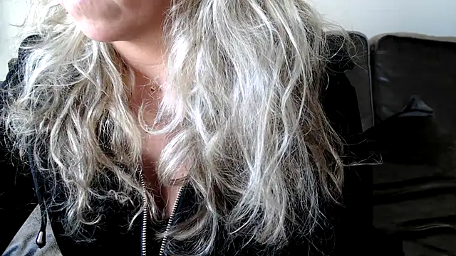 Snapshot of JenniLowen chatting on 6, 3, 2025 JenniLowen online show from 6, 3, 2025