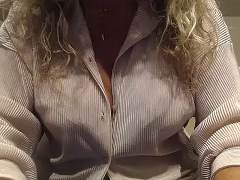 Snapshot of JenniLowen chatting on 16, 9, 2025 JenniLowen online show from 16, 9, 2025