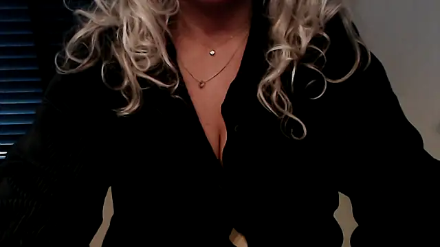 Snapshot of JenniLowen chatting on 12, 10, 2025 JenniLowen online show from 12, 10, 2025