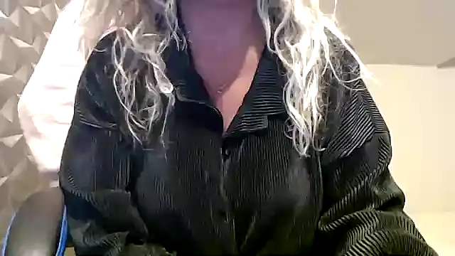 Snapshot of JenniLowen chatting on 23, 10, 2025 JenniLowen online show from 23, 10, 2025