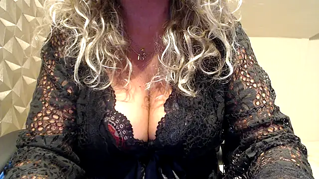 Snapshot of JenniLowen chatting on 26, 10, 2025 JenniLowen online show from 26, 10, 2025