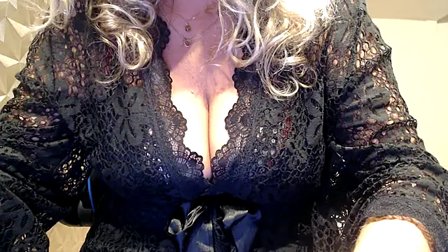 Snapshot of JenniLowen chatting on 15, 11, 2025 JenniLowen online show from 15, 11, 2025