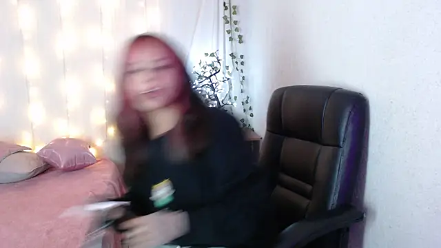 Snapshot of mixie_cute chatting on 5, 1, 2025 mixie cute online show from 5, 1, 2025