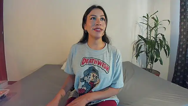 Snapshot of EmiGomez_ chatting on 7, 3, 2025 EmiGomez online show from 7, 3, 2025