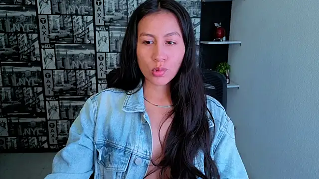 Snapshot of EmiGomez_ chatting on 4, 7, 2026 EmiGomez online show from 4, 7, 2026