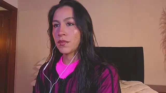 Snapshot of EmiGomez_ chatting on 7, 7, 2026 EmiGomez online show from 7, 7, 2026