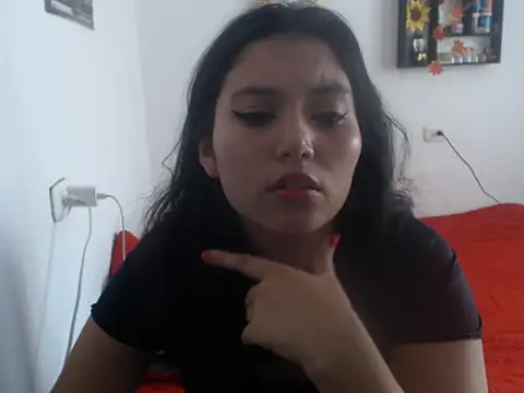 Snapshot of HannaKlein chatting on 4, 2, 2025 HannaKlein online show from 4, 2, 2025