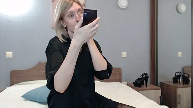 AvelinaLeoni online show from 24, 1, 2025