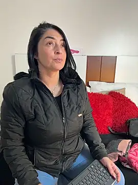 Snapshot of karenlennox1 chatting on 1, 5, 2026 karenlennox1 online show from 1, 5, 2026