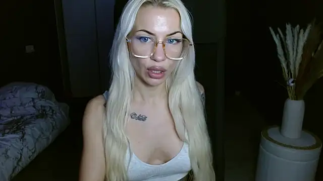 Snapshot of JuicyJanexo chatting on 7, 3, 2025 JuicyJanexo online show from 7, 3, 2025