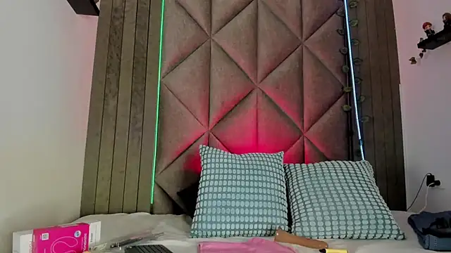 BriaConner  online show from 19, 12, 2025