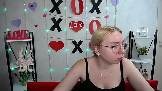 Snapshot of BeatriceFly chatting on 12, 9, 2025 BeatriceFly online show from 12, 9, 2025