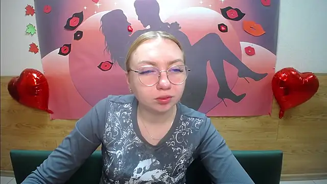 Snapshot of BeatriceFly chatting on 4, 10, 2025 BeatriceFly online show from 4, 10, 2025