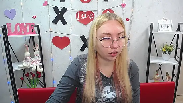 Snapshot of BeatriceFly chatting on 5, 10, 2025 BeatriceFly online show from 5, 10, 2025