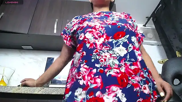 Snapshot of iniyalaboni chatting on 30, 9, 2025 iniyalaboni online show from 30, 9, 2025