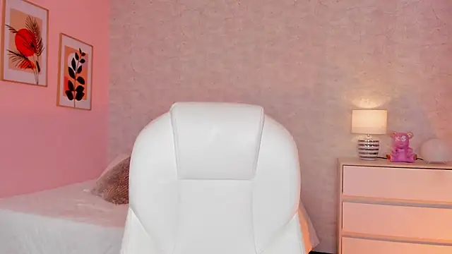 DahianaWalcott online show from 5, 3, 2025