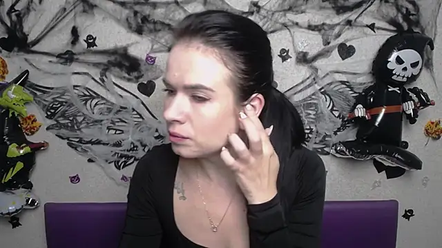 JasmineKouch online show from 28, 10, 2025