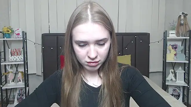 Snapshot of LauraHlot chatting on 15, 10, 2025 LauraHlot online show from 15, 10, 2025