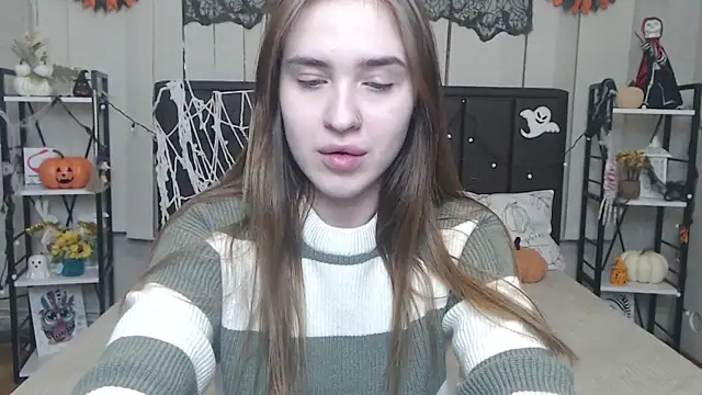 Snapshot of LauraHlot chatting on 12, 11, 2025 LauraHlot online show from 12, 11, 2025