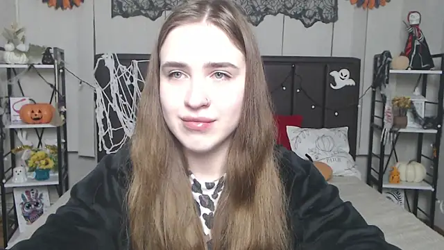 Snapshot of LauraHlot chatting on 13, 11, 2025 LauraHlot online show from 13, 11, 2025