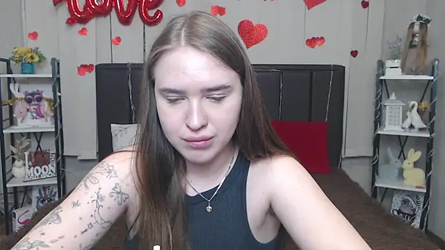 Snapshot of LauraHlot chatting on 7, 5, 2026 LauraHlot online show from 7, 5, 2026