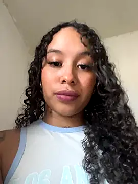 Snapshot of MarieLeon chatting on 4, 10, 2025 MarieLeon online show from 4, 10, 2025