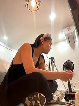 Snapshot of ariel_jonees chatting on 26, 11, 2025 ariel jonees online show from 26, 11, 2025