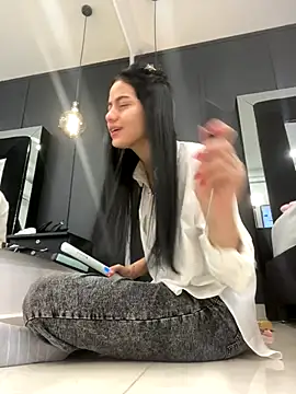 Snapshot of ariel_jonees chatting on 15, 12, 2025 ariel jonees online show from 15, 12, 2025