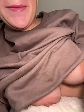 Snapshot of lilylush24 chatting on 31, 12, 2024 lilylush24 online show from 31, 12, 2024