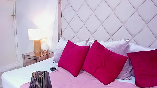 Snapshot of melaniee_jones chatting on 4, 2, 2026 melaniee jones online show from 4, 2, 2026