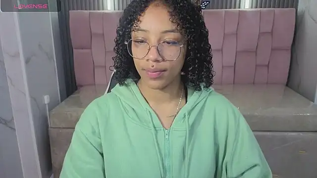 Snapshot of Violeth_b chatting on 5, 2, 2026 Violeth b online show from 5, 2, 2026