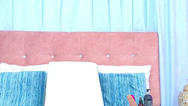 Snapshot of AlliciaKim chatting on 27, 10, 2025 AlliciaKim online show from 27, 10, 2025