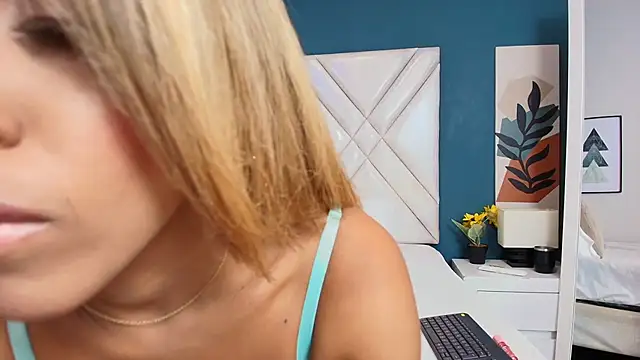 Snapshot of Lana-Gross chatting on 21, 2, 2025 Lana-Gross online show from 21, 2, 2025