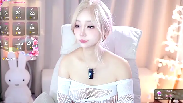 Snapshot of UUKiss_ chatting on 23, 10, 2025 UUKiss online show from 23, 10, 2025