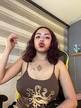 Snapshot of Liittleluaa_ chatting on 19, 2, 2025 Liittleluaa online show from 19, 2, 2025