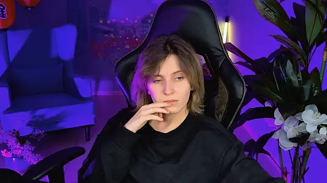 Snapshot of LolaAsmus chatting on 4, 2, 2025 LolaAsmus online show from 4, 2, 2025